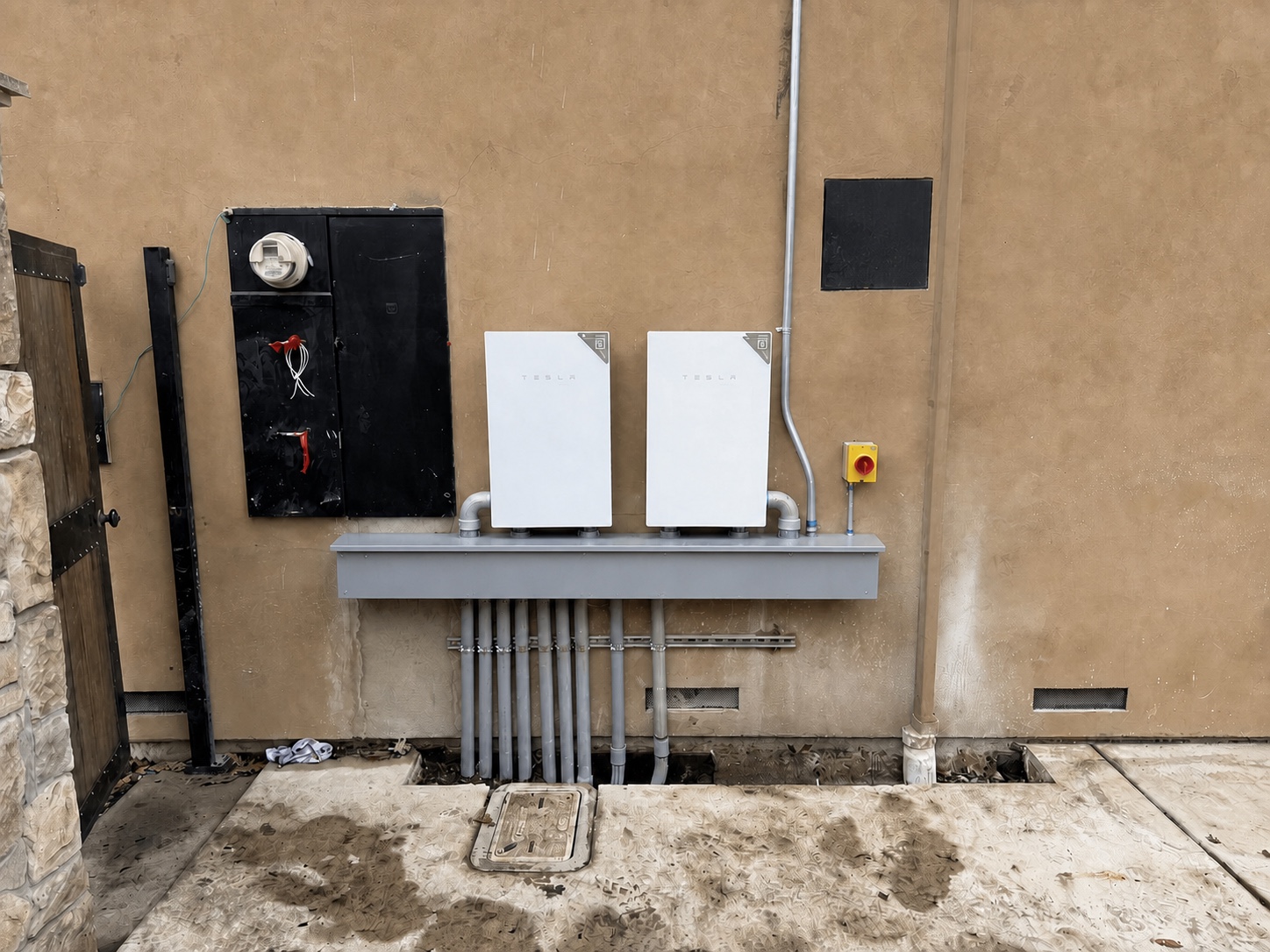 Main electrical equipment with an outdoor rain-shielded wireway cover